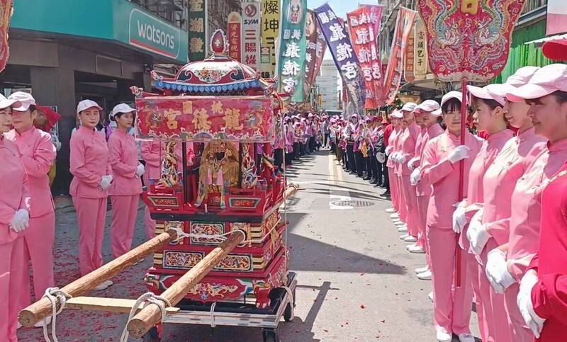 仙女扶轿！桃园龙德宫四妈祖金门巡安 2天徒步48公里遶境祈福 自由时报电子报-Good Luck To You!