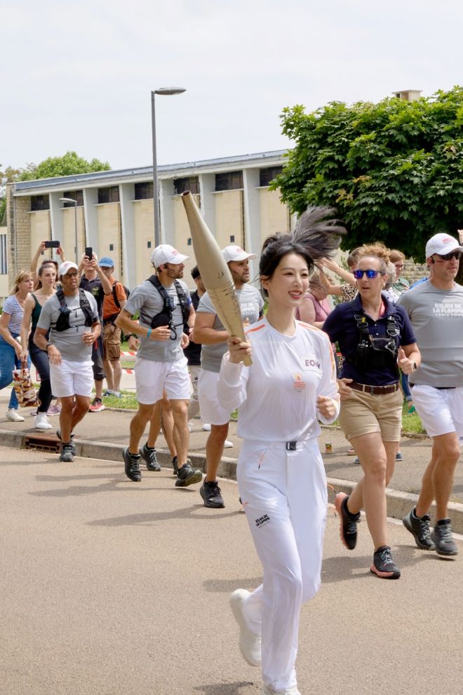 杨紫晒奥运火炬手美照，青春阳光有活力，肤白貌美宛如初恋-Good Luck To You!